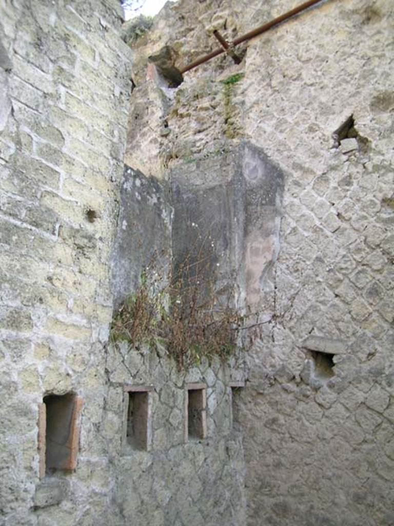Ins Or II, 18, Herculaneum. May 2004. Detail of upper south wall above corridor in south-east corner.
Photo courtesy of Nicolas Monteix.